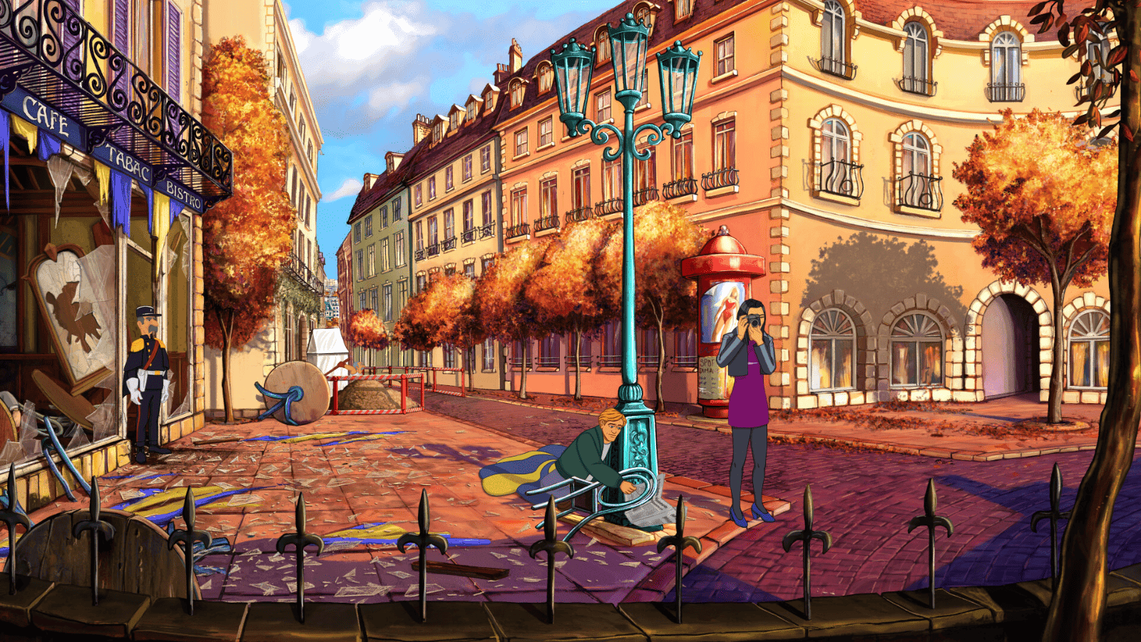 Σκηνή από το Broken Sword: Shadows of the Templars Reforged, με τον George να ερευνά τον τόπο μιας έκρηξης μπροστά από ένα γαλλικό καφέ, περιτριγυρισμένο από ζεστά φθινοπωρινά χρώματα και λεπτομέρειες επίσης υπάρχει στο τοπίο και η Nicole "Nico" Collard να φωτογραφίζει για στοιχεία.